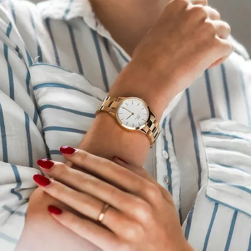 Choisir une montre dame quartz de luxe : élégance et précision au poignet