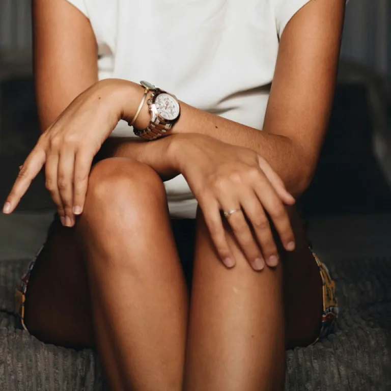 Le charme du collier ras de cou menotte : une touche d’audace dans la haute horlogerie féminine