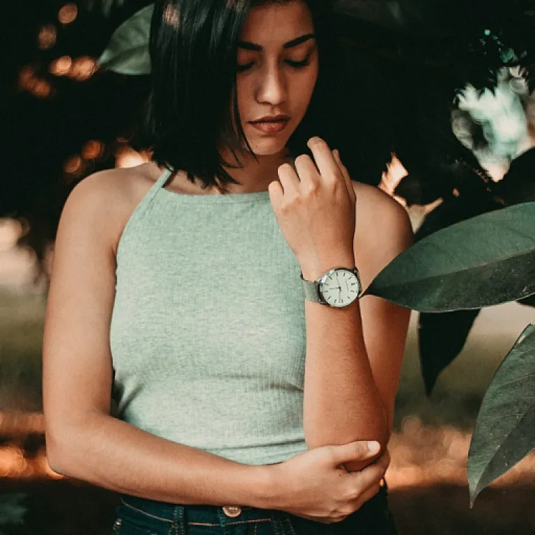 Élégance au poignet : comment choisir un bracelet tennis diamant pour sublimer une montre de luxe femme